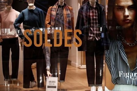 　Ｓ＆Ｐグローバルが５日発表したフランスの１１月のサービス部門購買担当者景気指数（ＰＭＩ）改定値は４９．３と、速報値の４９．４をわずかに下回った。写真は２０２１年１月、パリのショッピングモールで撮影（２０２２年　ロイター／Benoit Tessier）