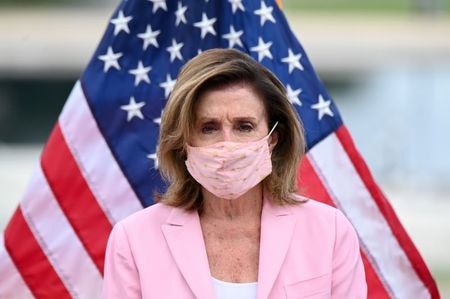 　米民主党のペロシ下院議長は２４日、追加の新型コロナウイルス経済対策法案を巡り議会が交渉を続ける間、失業給付拡充措置を分離して一時的に延長する案に反対の立場を示した。写真はワシントンで２３日撮影（２０２０年　ロイター／Erin Scott）