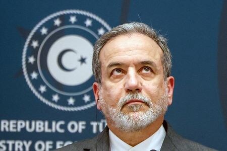 　イランのアラグチ外相（写真）は７日、中東に展開されている米軍がイランを攻撃した場合、同地域の米軍基地を攻撃すると表明した。トルコのイスタンブールで１月撮影（２０２６年　ロイター／Dilara Senkaya）