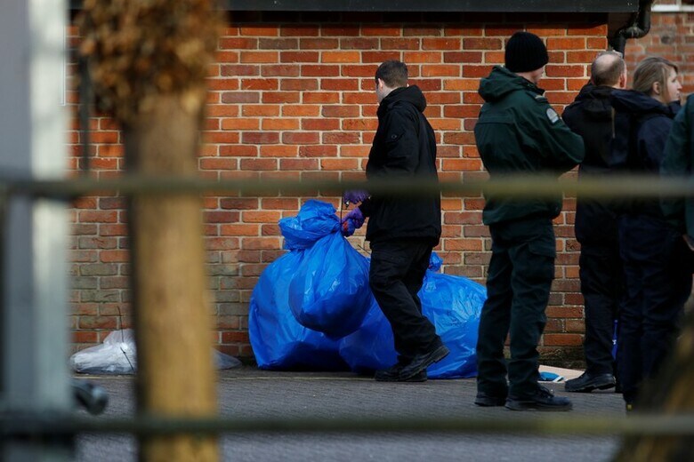 ４月４日、３月に英国で元ロシア情報機関員らが神経剤で襲撃された事件を巡り、オランダ・ハーグにある化学兵器禁止機関（ＯＰＣＷ）は、ロシアが提案した同国も含めた合同調査の可否について採決を実施、反対１５、賛成６で否決された。写真はＯＰＣＷの捜査官が捜査後に使用済みの防護服をまとめる様子。英国ソールズベリーで３月に撮影（２０１８年　ロイター／Peter Nicholls）