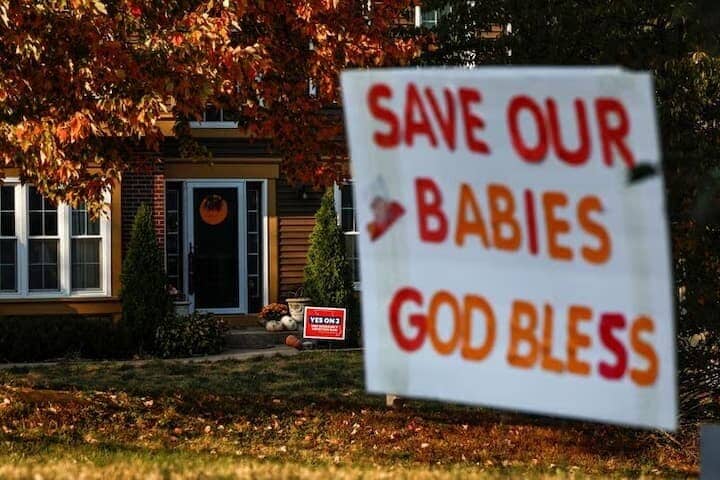 １１月５日、米南部フロリダ州で、人工妊娠中絶の権利を州憲法で保障する案の是非を問う住民投票が実施され、エジソン・リサーチによると、可決に必要な賛成６０％に届かず否決される見通しとなった。写真は１０月、ミズーリ州カンザスシティで撮影（２０２４年　ロイター/Evelyn Hockstein）