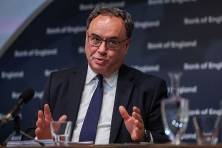 イングランド銀行（英中央銀行）のベイリー総裁は１７日、英国の労働市場が緩んでいるいくつかの兆候が見られるが、労働者不足によるインフレ圧力のリスクが解消されたとみるのは早計との認識を示した。１１日の代表撮影。（2023年　ロイター）