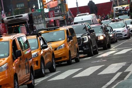 米ニューヨーク州のホークル知事は１４日、交通渋滞の解消と温室効果ガス排出の削減に向け、ニューヨーク市マンハッタン中心部に乗り入れる車両に対する「渋滞税」を年明け１月に導入すると発表した。２０２３年６月撮影（２０２４年　ロイター/Mike Segar）