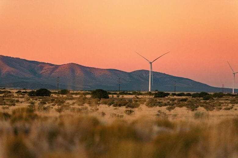 写真は風力発電所。6月18日、ニューメキシコ州コロナ近郊で撮影。提供写真。SunZia/Handout via REUTERS