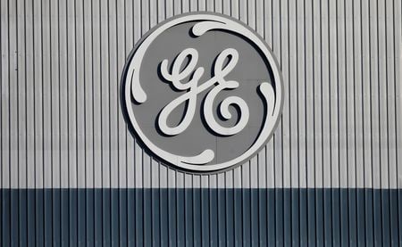 　７月２５日、米医療機器会社ＧＥヘルスケア・テクノロジーズが２５日発表した第２・四半期決算は、売上高が前年同期比１１％増の４８億ドルで、リフィニティブがまとめたアナリスト予想平均と一致した。写真はＧＥのロゴ。フランスのベルフォールで２０１９年２月撮影（２０２３年　ロイター／Vincent Kessler）