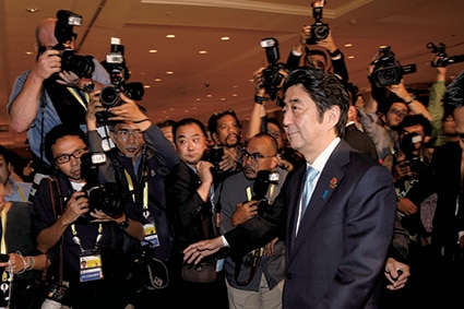 中国の習近平国家主席との会談に向かう安倍首相　Beawiharta-REUTERS