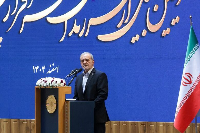 イランのペゼシュキアン大統領。テヘランで２月撮影の提供写真。Iran's Presidential website/WANA (West Asia News Agency)/Handout via REUTERS