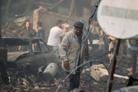 レバノンの首都ベイルートで、イスラエル軍の空爆現場を歩く男性。REUTERS/Yara Nardi