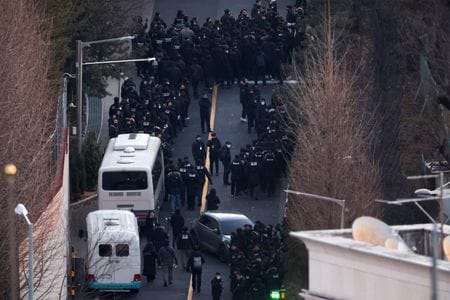 　１月１５日、  韓国の高官犯罪捜査庁（高捜庁）や警察などによる合同捜査本部の捜査員は同日未明、尹錫悦大統領に対する内乱容疑などでの拘束令状執行に再び着手するため、尹氏が住む公邸への進入を試みている。写真は同日、大統領公邸の入り口から入る捜査員ら（２０２５年　ロイター/Kim Hong-Ji）