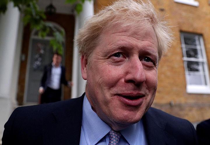 英与党・保守党の次期党首の有力補候補と見られているボリス・ジョンソン前外相は、欧州連合（EU）からの離脱を訴えるキャンペーンの「顔」だった。ロンドンの自宅を出るジョンソン氏（2019年　ロイター/Hannah McKay）