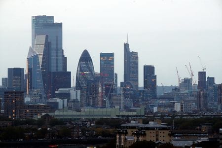 英王立公認不動産鑑定士協会（ＲＩＣＳ）が２７日公表した調査によると、イングランド銀行（英中央銀行）の利上げで信用状況が厳しくなる中、不動産鑑定士の間で商業用不動産市場が低迷しているとの見方が３分の２に上った。写真はロンドンで２０年１０月撮影。（2023年 ロイター/Matthew Childs）