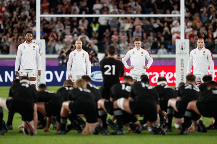 オールブラックスのハカにV字陣形で対峙するイングランド代表（10月26日、横浜国際総合競技場にて）　Issei Kato-REUTERS