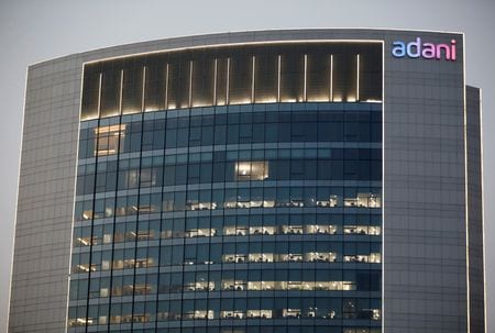 　４月２９日、インドの財閥アダニ・グループが証券法や情報開示規則に違反した可能性があるか調査している同国の証券取引委員会（ＳＥＢＩ）は、調査期間の６カ月延長を求めた。写真はアダニ・グループのロゴ。２０２１年４月、アーメダバード郊外で撮影（２０２３年　ロイター/Amit Dave）