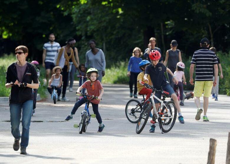 フランスでは、3月17日以来8週間にわたって実施されていたロックダウン（都市封鎖）が緩和され、商業施設の営業再開や政府許可証なしでの外出、近隣地域への移動が可能になる。写真はパリで10日撮影（2020年　ロイター／Charles Platiau）