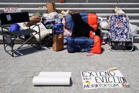 　米下院の民主党指導部は８月１日、住宅立ち退き猶予措置を１０月１８日まで即時延長するようバイデン政権に要請した。ペロシ下院議長らが声明を発表した。写真は立ち退き猶予措置の延長を求めて連邦議会近くで一夜を過ごした民主党議員の寝袋。７月３１日、ワシントンで撮影（２０２１年　ロイター/Elizabeth Frantz）