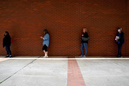 米労働省が３１日に発表した２６日までの１週間の新規失業保険申請件数（季節調整済み）は７８万７０００件と、前週の８０万６０００件から減少した。写真はアーカンソー州フォートスミスで失業保険申請に並ぶ市民ら。４月撮影（２０２０年　ロイター/Nick Oxford）