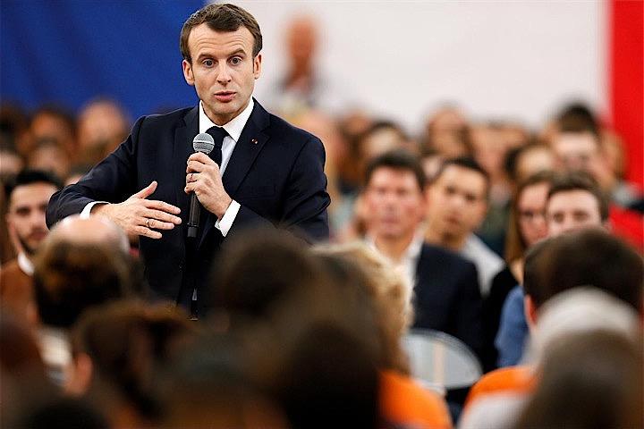 フランス政府は、イタリアの政権指導者がフランスに対し「度重なる根拠なき」非難を向けているとして、駐イタリア大使を呼び戻したことを明らかにした。写真はフランスでのイベントに参加するマクロン仏大統領。代表撮影（2019年　ロイター）