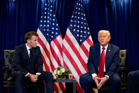マクロン仏大統領とトランプ米大統領、ニューヨークで2025年9月撮影　REUTERS/Al Drago