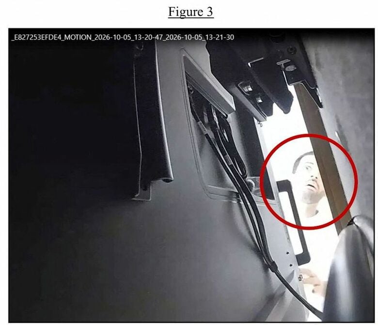 隠し録音装置を確認するとされる元従業員のアブドルラフマン・アルフォザン被告（３５）。10月5日、米カリフォルニア州サンフランシスコで撮影。米司法省提供。REUTERS