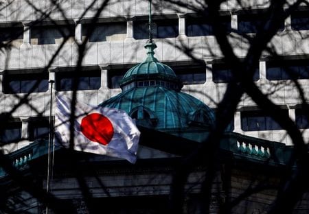 　日銀が１日発表した「債券市場サーベイ」の８月調査によると、債券市場の機能度に対する市場参加者の見方を示す機能度判断ＤＩはマイナス３４となった。写真は、日銀本店の屋上に掲げられた日本国旗。１月２３日、東京で撮影（２０２５年　ロイター/Issei Kato）