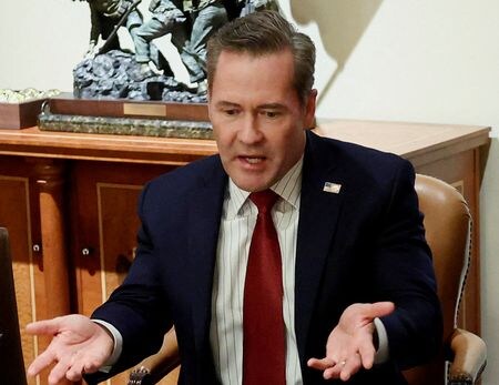 トランプ米大統領は１日、ウォルツ大統領補佐官（国家安全保障担当）を解任し、国連大使に指名した。ルビオ国務長官が当面、大統領補佐官を兼務するという。第２次トランプ政権発足後、政権内で最大の人事刷新となる。写真は３月２５日、ホワイトハウスで記者団に語るウォルツ大統領補佐官（２０２５年　ロイター／Evelyn Hockstein）