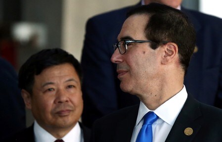 ４月４日、中国財政省の朱光耀次官（写真左）は、対米報復関税を発表後、中国は外部からの圧力に屈したことはないと述べた。右はムニューシン米財務長官、ブエノスアイレスで先月撮影（２０１８年　ロイター／Marcos Brindicci）