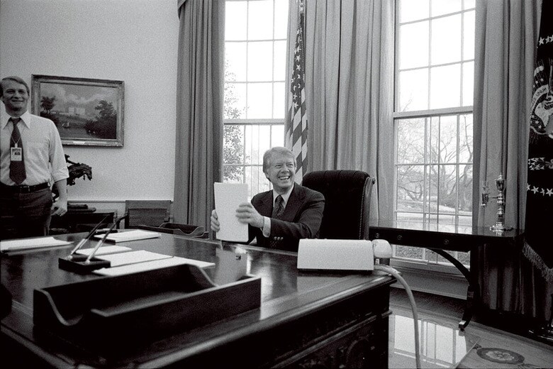保守派の「弱腰」批判に翻弄された面も（大統領執務室で、1977年）　MARION S. TRIKOSKOｰLIBRARY OF CONGRESSｰREUTERS