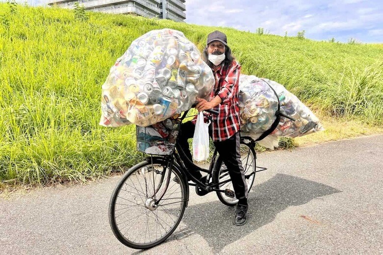 アルミ缶を拾って売ることが征一郎さんの唯一の収入源だ