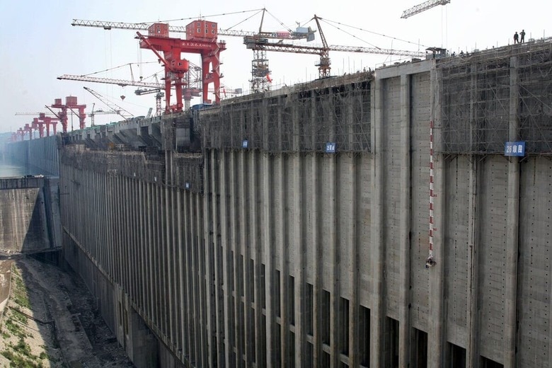 中国は世界一巨大なダムを造ろうとしている（写真は2006年、湖北省に三峡ダムを建設している際のもの）　Reinhard Krause-REUTERS