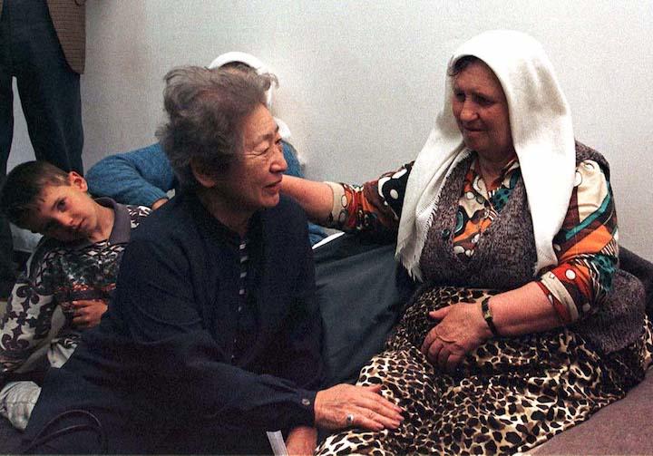 コソボから逃れてきたアルバニア人女性を労わる緒方 Reuters Photographer