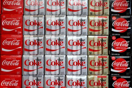 米飲料大手コカ・コーラは２６日、通年の売上高と利益見通しを引き上げた。２０１７年１１月撮影（２０２３年　ロイター/Lucy Nicholson//File Photo）