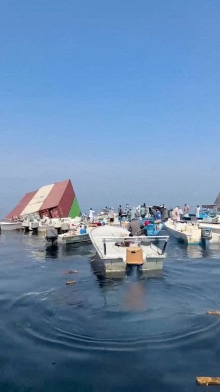 オマーン沖のホルムズ海峡付近で船舶が沈没した後、水面に浮かうコンテナ。10月14日にソーシャルメディアに投稿された動画より。Social Media/via REUTERS
