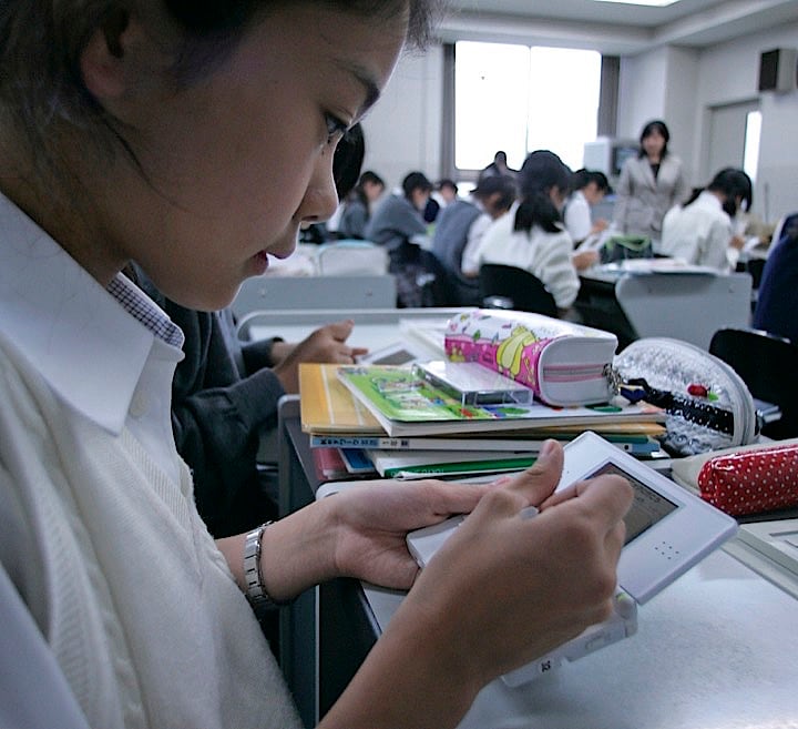 英語の授業でニンテンドーDSを使って勉強する生徒（写真は記事内容と関係はありません）　Michael Caronna/REUTERS