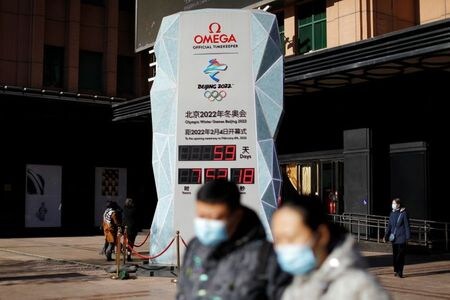 １２月８日、英国は、２０２２年北京冬季五輪への限定的な政府関係者派遣を検討しており、そうなれば全面的な外交ボイコットは行わないことになる。北京で７日撮影（２０２１年　ロイター/Carlos Garcia Rawlins）