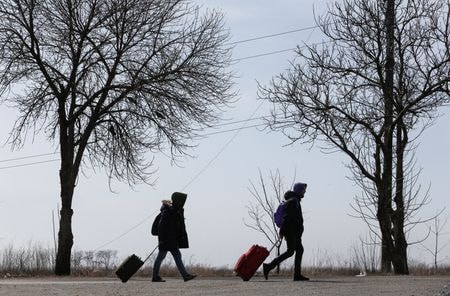 ウクライナは２２日、ロシア軍に包囲されている南東部マリウポリからの市民退避および同市への人道的物資の輸送を認めるようロシアに訴えた。マリウポリで撮影（２０２２年　ロイター/Alexander Ermochenko）