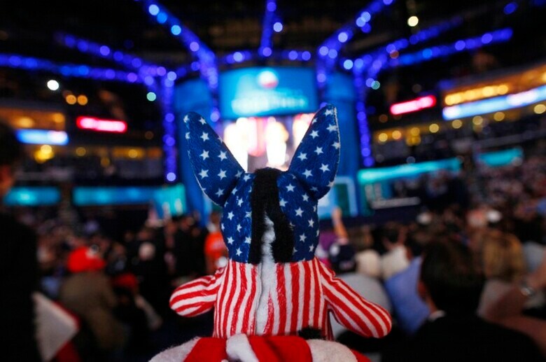 　１０月３日、米中間選挙（１１月６日）が近づくにつれ、民主党が圧勝する「青の波」が起きる可能性について語る人が増えてきている。ノースカロライナ州の民主党全国大会で２０１２年９月撮影（２０１８年　ロイター/Eric Thayer）