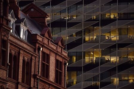 １１月２６日、アイルランド中央銀行は、国内のリテール（個人向け）銀行に関し、隣国の英国が欧州連合（ＥＵ）と通商合意を締結しないことを既に想定した「基本シナリオ」よりもはるかに厳しいショックを吸収するのに十分な資本を全体として備えているとの分析結果を示した。ダブリンの金融街で２０１７年１１月撮影（２０２０年　ロイター/Clodagh Kilcoyne）