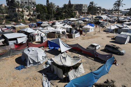 　７月２２日、パレスチナ自治区ガザの保健当局は、イスラエルの攻撃により南部ハンユニスの東部地域で少なくとも１６人が死亡したと発表した。写真は攻撃を受けたハンユニスのキャンプ。１８日撮影（２０２４年　ロイター/Hatem Khaled）