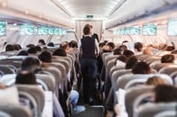 飛行機内で男性が隣の女性客に「体を密着」させ...目撃者によるSNS投稿に、ネットで議論が沸騰