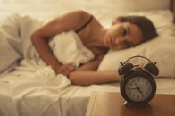 睡眠不足はあなたを孤独にし、魅力を奪い、人に孤独を伝染する──研究結果