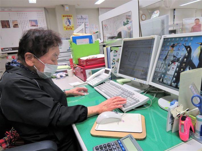 パソコンを操作する玉置泰子さん