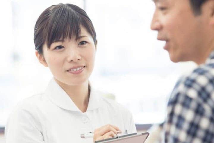 心理カウンセリングをする女性カウンセラー