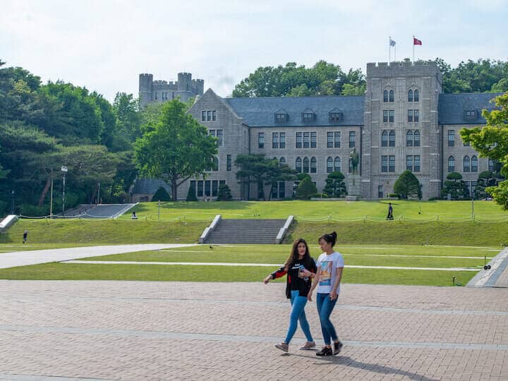 高麗大学のキャンパスを歩く学生たち
