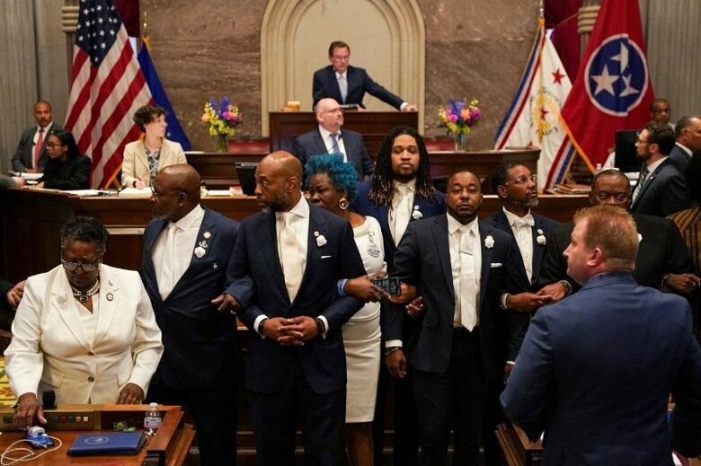 5月7日、米テネシー州ナッシュビの州議会で、州共和党による連邦議会選挙区の再編成に反対する民主党議員。REUTERS/Seth Herald