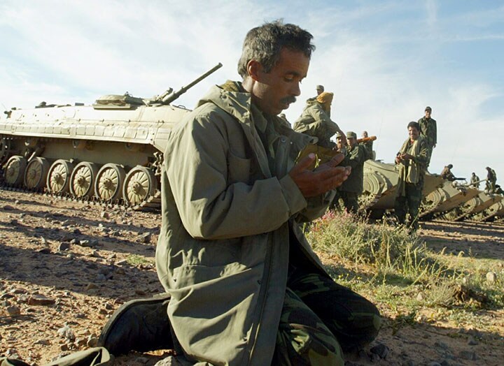 西サハラの片隅の「解放区」で祈るポリサリオ戦線の兵士　Louafi Larbi--Reuters