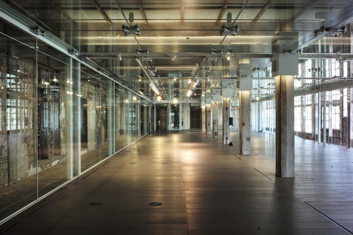 西置繭所の1階多目的ホール。ガラスのハウスインハウスが圧巻。