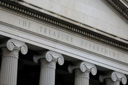 ４月１９日、米財務省は気候変動問題に対応し、環境保護に関わる投資など「環境金融」の促進や温室効果ガス削減に資する税制および金融リスク評価に関し財務長官に助言する顧問職を新たに設け、気候変動問題に特化した投資会社のジョン・モートン氏を任命したと発表した。米財務省で２０２０年８月撮影（２０２１年　ロイター/Andrew Kelly）