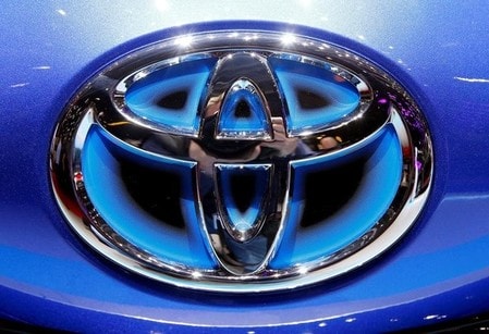 　４月１０日、トヨタ自動車は、米国で今後５年間で１００億ドルを投資する計画の一環として、ケンタッキー工場での１３億３０００万ドルの投資を発表した。写真はトヨタのロゴ、ジュネーブで３月撮影（２０１７年　ロイター／Arnd Wiegmann）