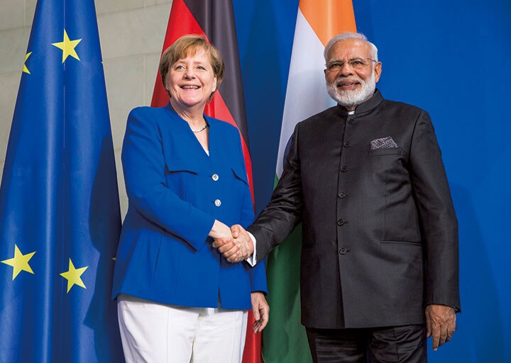 先週ドイツのメルケル首相（写真左）と会談したインドのモディ首相　Emmanuele Contini-Nurphoto/GETTY IMAGES