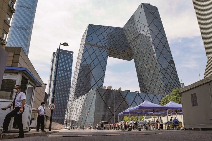 中国中央電視台（CCTV）本部前の臨時検査会場　CARLOS GARCIA RAWLINSｰREUTERS